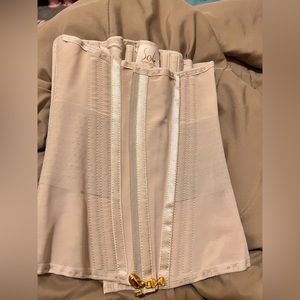 Im selling a waist trainer from Sol beauty and care it’s a size S color beige